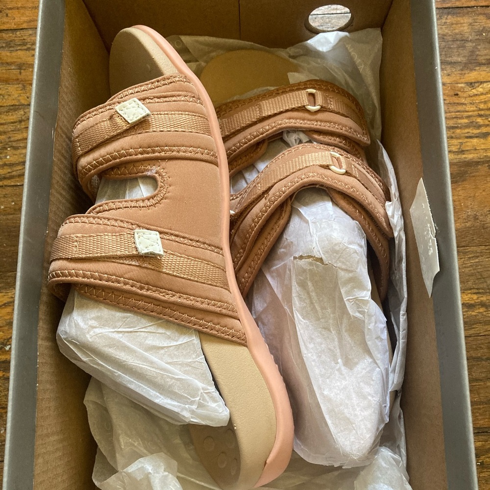 Pale blush Bionic women’s sandals, size- 6.5